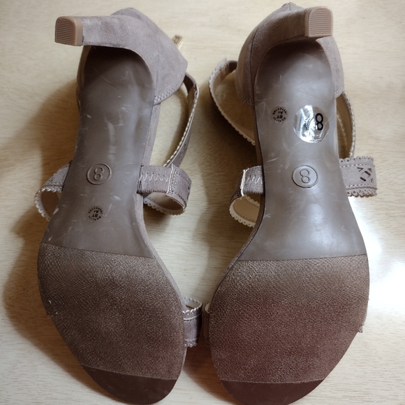 Liz Claiborne 8 Wide Tan Faux Suede Cross-Strap Gold Zip Stilettoes - Picture 5 of 8